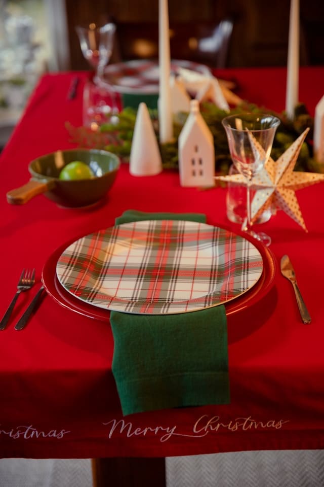 Vintage Christmas Decor Ideas Retro Christmas tablecloth and napkins