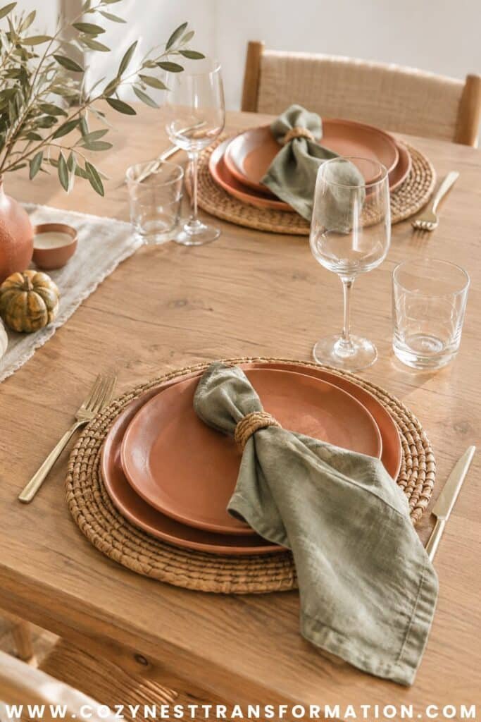 Thanksgiving Tablescape Ideas Modern Thanksgiving table setting